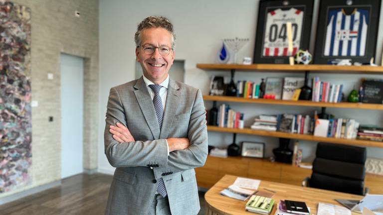 Burgemeester Dijsselbloem op zijn werkkamer (foto: Rogier van Son).