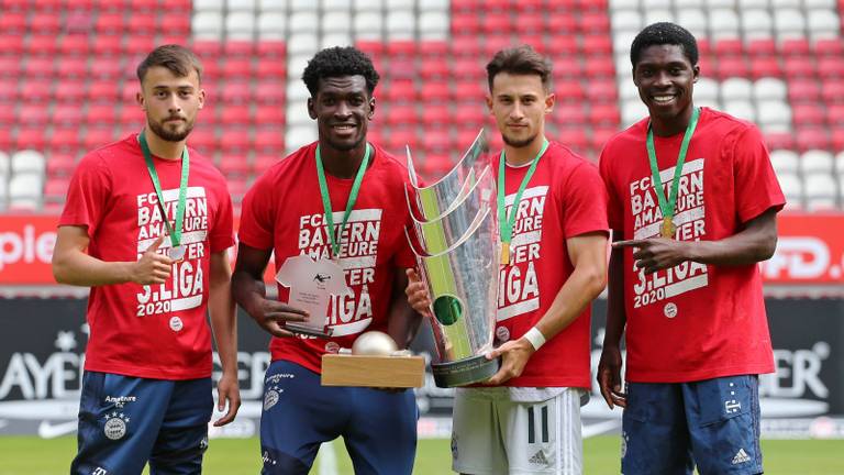 Kwasi Wriedt (tweede van links) met de prijs voor topscorer en beste speler (foto: Hollandse Hoogte).