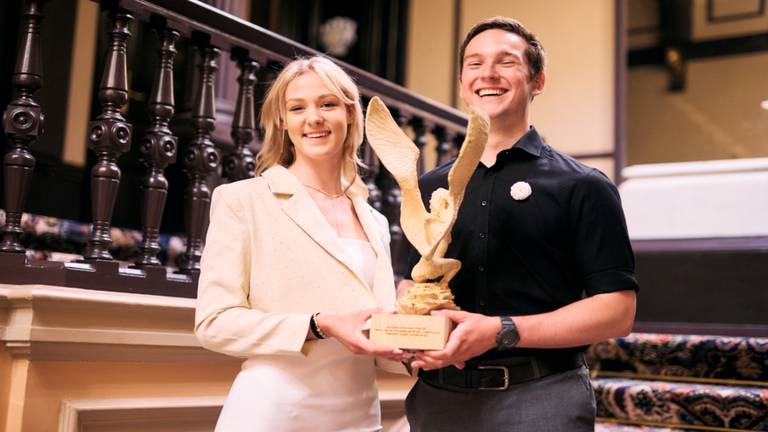 Sterre en Ruben met hun Witte Anjer Prijs (foto: Janneke Nooij).