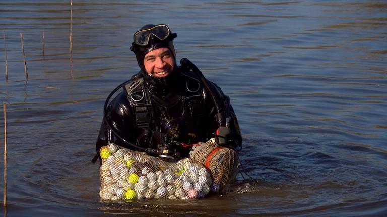 Nickey duikt golfballen op (foto: Omroep Brabant)