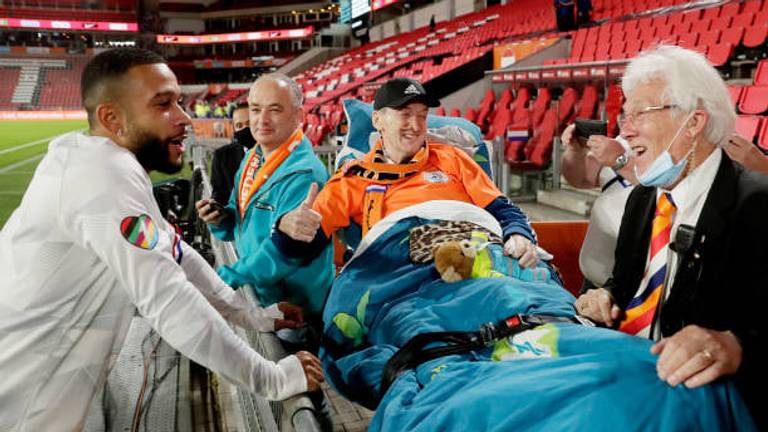 Memphis Depay bij zieke Joop van der Laan met op de achtergrond vrijwilliger Jan van Geffen (foto: Willem van der Veer). 