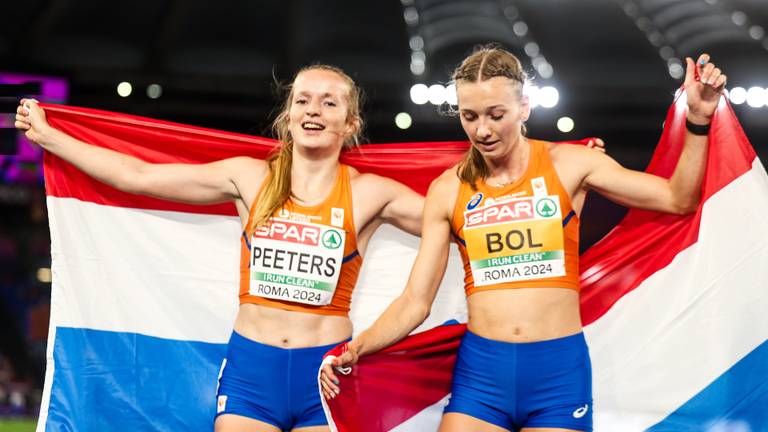 Cathelijn Peeters (brons) en Femke Bol (goud) met de Nederlandse vlag na de finale van de 400 meter horden vrouwen op het EK (foto: ANP).