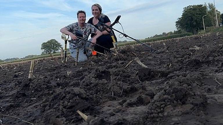 Jeroen en Anne op de plek waar ze de mortier vonden (foto: Jeroen van Gool)