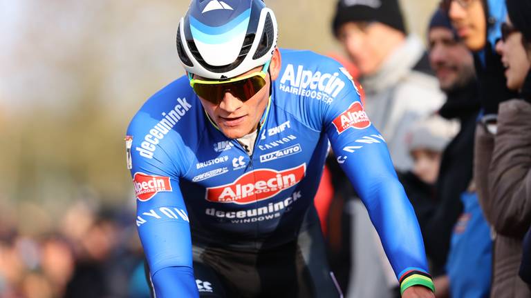 Mathieu van der Poel actief in het veld (foto: ANP 2023/David Pintens).