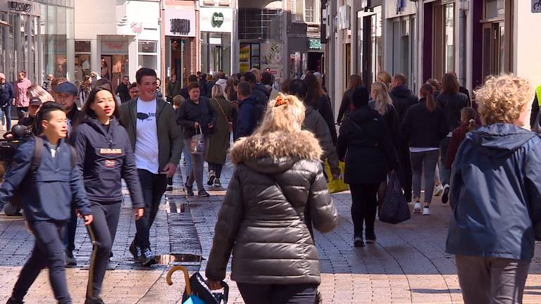 Drukte in centrum Tilburg.