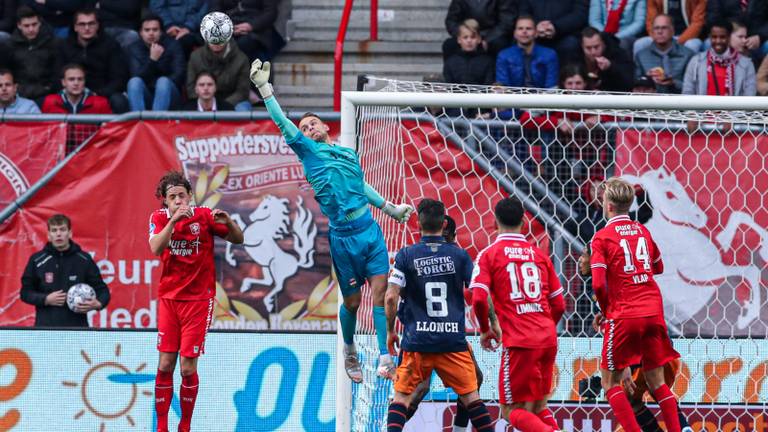 Timon Wellenreuther brengt redding tegen FC Twente (foto: Orange Pictures).