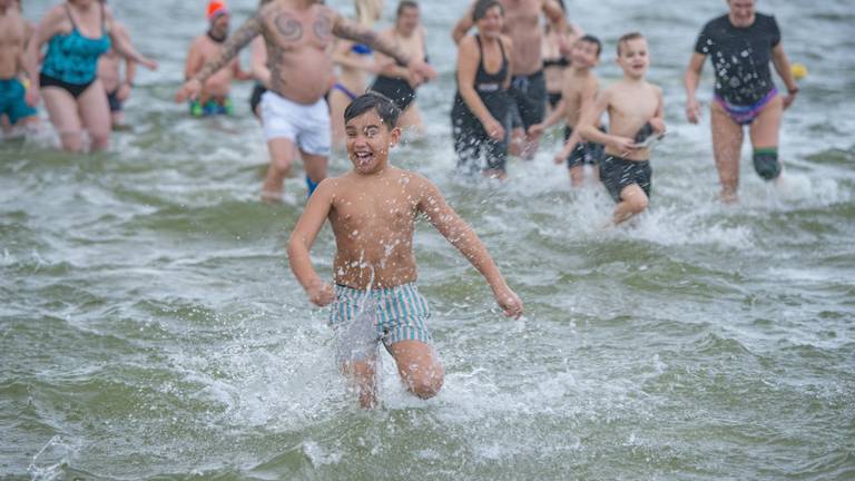 Nieuwjaarsduik in de Binnenschelde bij Bergen op Zoom (foto ANP).