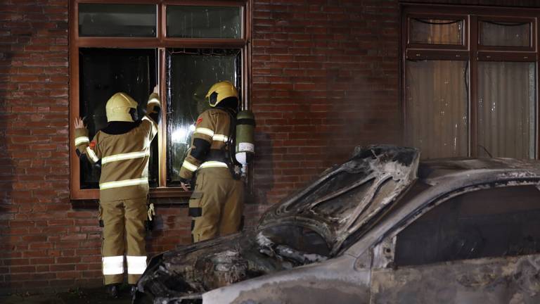 Door de hitte die bij de autobrand in Boxtel vrijkwam, sneuvelden verschillende ruiten van huizen (foto: Sander van Gils/SQ Vision).
