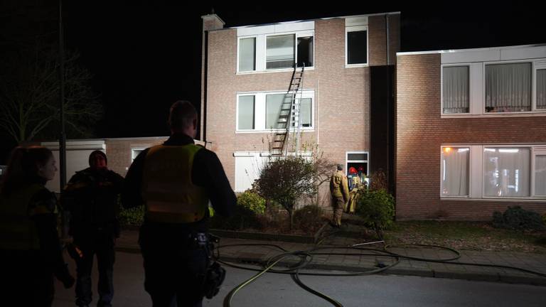 De brandweer bij het wooncomplex in Budel (foto: WdG/SQ Vision).