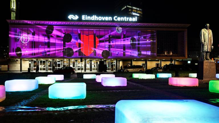 Lichtkunst bij Station Eindhoven Centraal (foto: GLOW, Bart van Overbeeke).