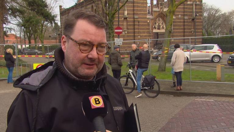 Pastoor Ard Smulders voor de kapel (foto: Omroep Brabant).