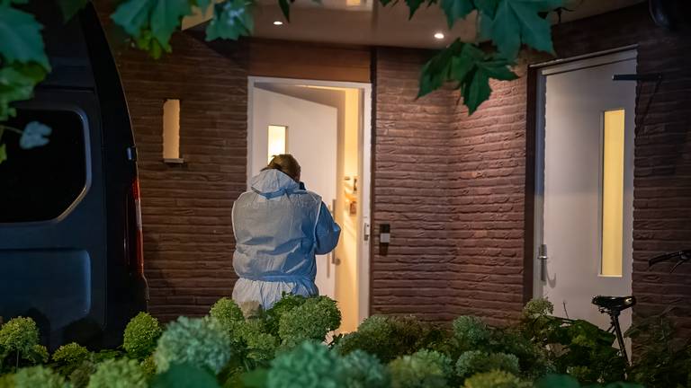 Moeder en zoon dood gevonden in huis in Drunen, politie doet onderzoek