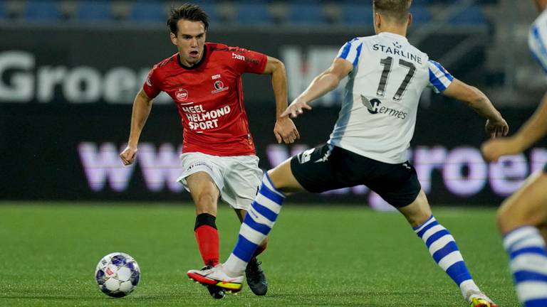 Brian de Keersmaecker (rechts) van FC Eindhoven probeert Boyd Reith de voet dwars te zetten (foto: Orange Pictures).