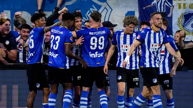 FC Eindhoven viert de 1-0 van Dyon Dorenbosch (foto: Jeroen Meuwsen/Orange Pictures).