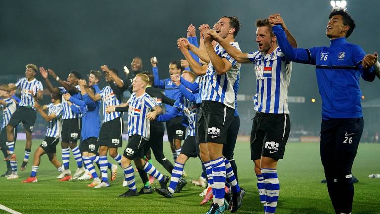 Spelers van FC Eindhoven vieren de overwinning (Foto: OrangePictures)