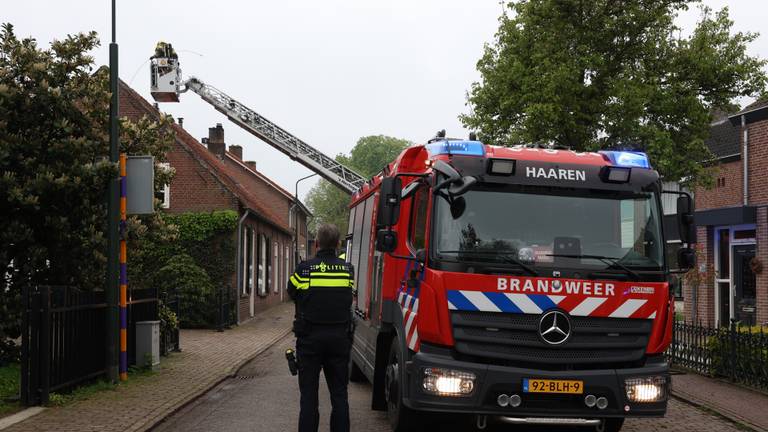 De Postelstraat in Esch was afgesloten na de melding van een schoorsteenbrand (foto: Sander Van Gils/SQ Vision Mediaprodukties).