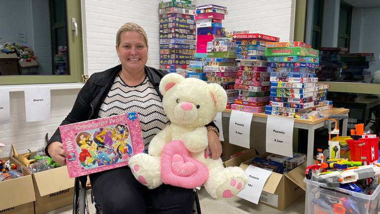 Judith Nuijten tussen de Sinterklaascadeaus (foto: Imke van de Laar).