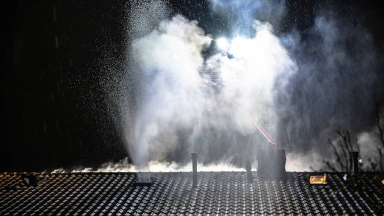 Beeld van de schoorsteenbrand in Tilburg (foto: Jack Brekelmans/SQ Vision).