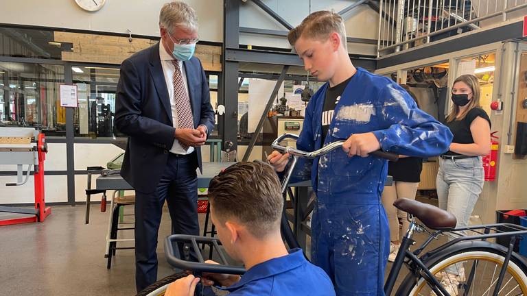 Minister Slob bezocht maandag praktijkschool De Rijzert (foto: Tonnie Vossen).