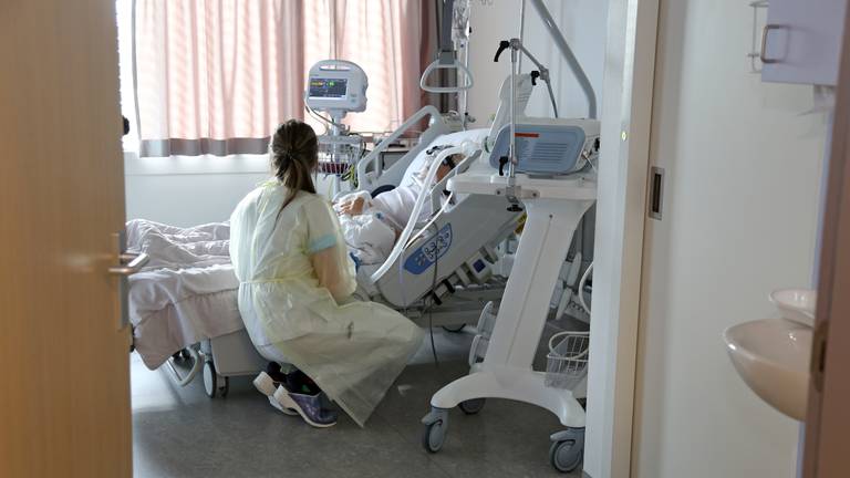 Er worden steeds minder patiënten met corona opgenomen in de ziekenhuizen (Archieffoto: Karin Kamp). 