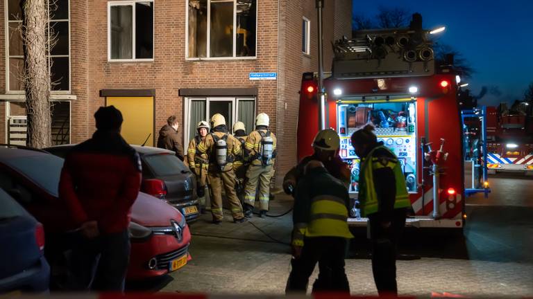 De brandweer voor het appartementencomplex aan de Hadewychstraat in Den Bosch (foto: Iwan van Dun/SQ Vision).