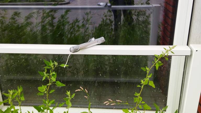 De 'bom', die Hans vond, vastgeplakt aan het raam van zijn appartement (foto: Hans).