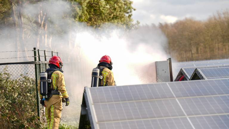 De brandweer bestreed de brand in het Lieropse zonnepark (foto: Harrie Grijseels/SQ Vision).