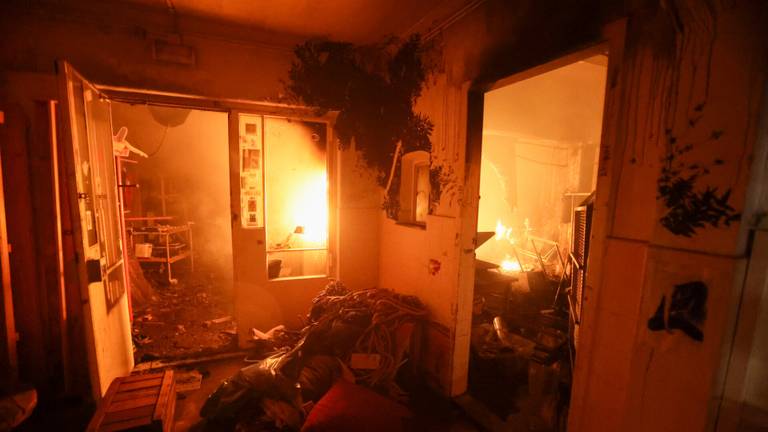 De brand in het Eindhovense Stroomhuis laaide vrijdagnacht weer op (foto: Arno van der Linden/SQ Vision).