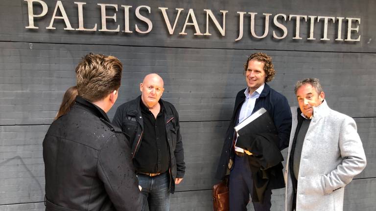 Johan van Laarhoven en broer Frans (rechts) in 2021 voor de rechtbank in Den Haag (foto: Willem-Jan Joachems).