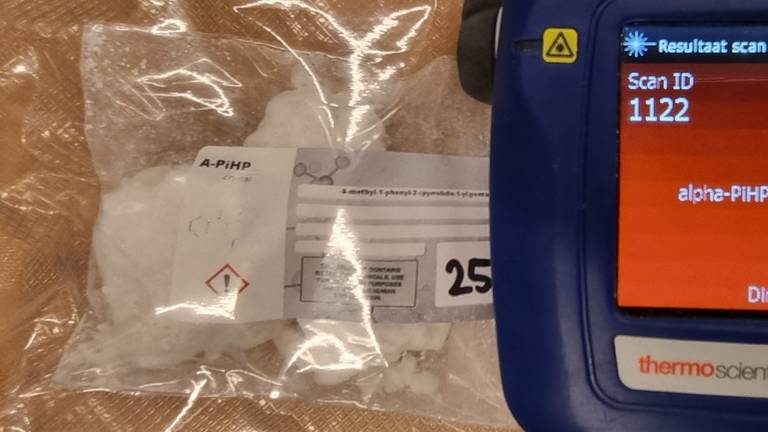 Politiedetector voor snelle drugstest en zakje flakka (foto: politie).