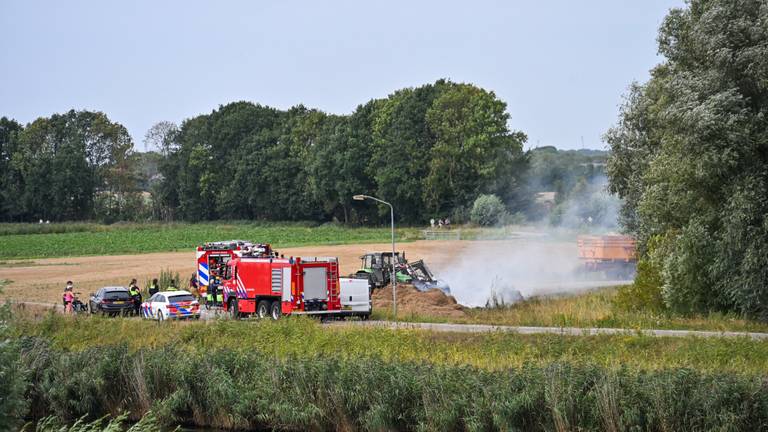 De brandweer bezig met het blussen van het hooi (foto: Tom van der Put/Persbureau Heitink).