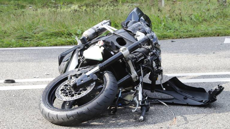 De bestuurder van de motor is na het ongeluk in Mill naar een ziekenhuis in Nijmegen gebracht (foto: SK-Media).