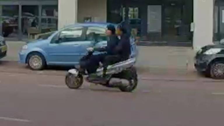 De twee vluchtende overvallers (foto: politie Waalwijk).