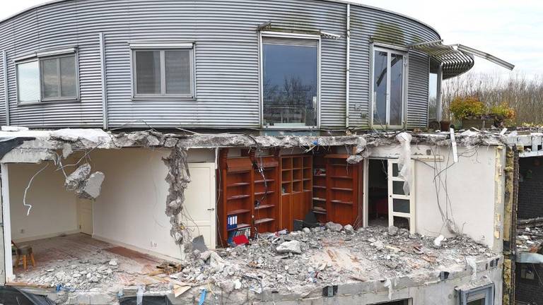 Bewoners van afgebrande appartementen zien spullen na jaar weer terug
