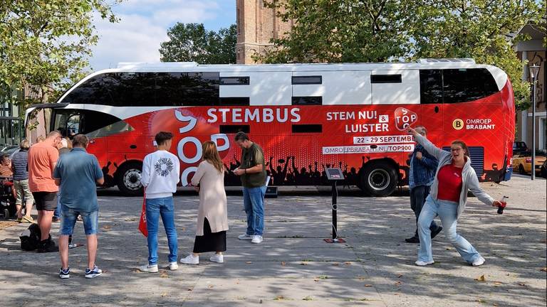 Drukte bij de stembus in Son. 