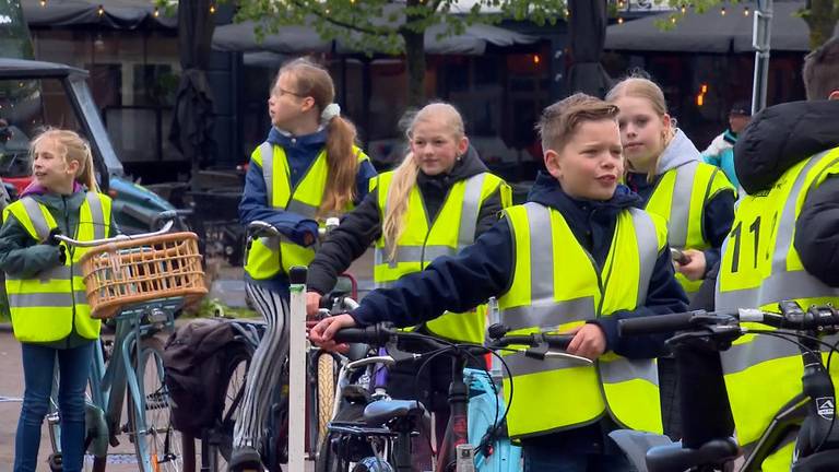 Volop drukte bij het verkeersexamen in Valkenswaard (foto: Omroep Brabant).