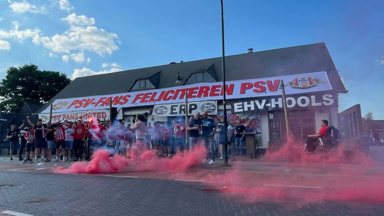 Wéér feest om de titel van PSV te vieren bij cafe 't Schansoord (foto: Rochelle Moes).