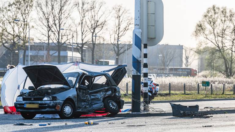 De zwaar beschadigde auto van de man uit Tilburg (foto: Jack Brekelmans/SQ Vision).