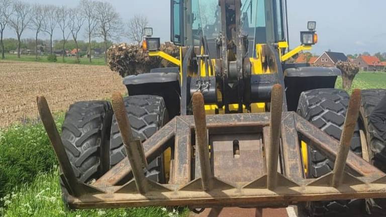 De te brede tractor bij Lith (foto: verkeerspolitie Oost-Brabant).