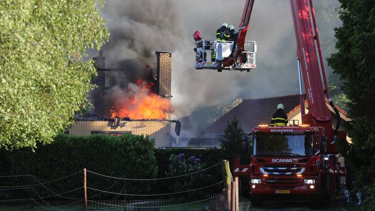 De brandweer probeert het vuur onder controle te krijgen. (Foto: Christian Traets / SQ Vision Mediaprodukties)