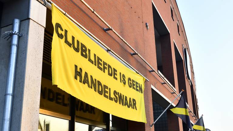 Spandoek van de NAC-supporters tegen de overname van CFG (Foto: ANP)