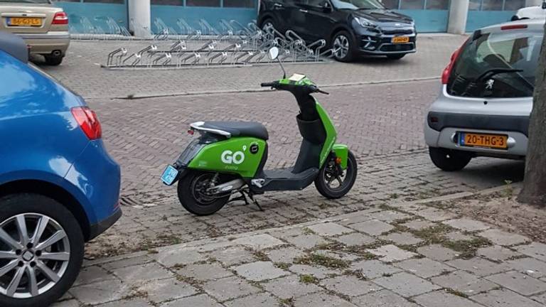 Een scooter in de Berkenstraat in Eindhoven.