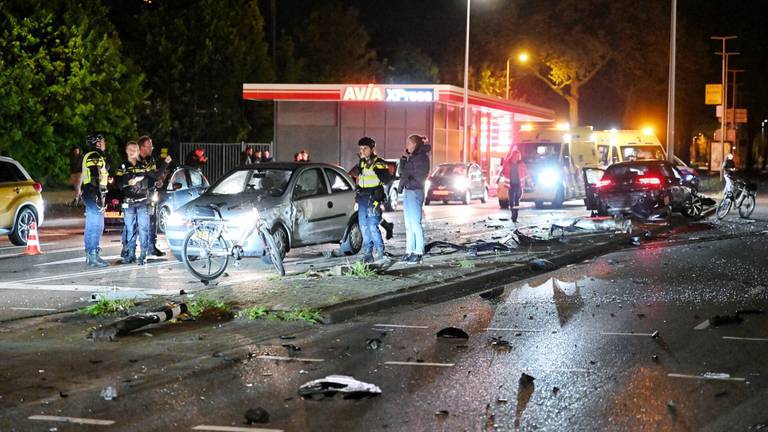 Dronken automobilist botst op auto's en veroorzaakt ravage op de weg