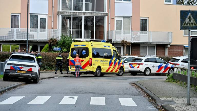 Meisje (16) meerdere keren gestoken, midden op straat door voorbijganger