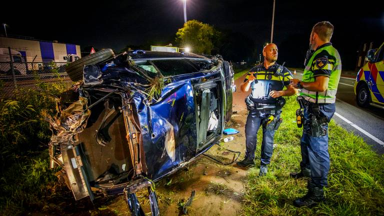 Auto over de kop in Eindhoven (Foto: SQ Vision).