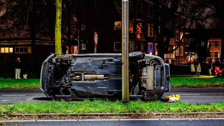 De auto die in Tilburg op zijn kant terechtkwam (foto: Jack Brekelmans/SQ Vision).