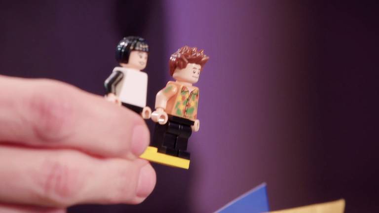 De winnende Jan en Lola LEGO-figuurtjes komen uit de envelop. (videostill RTL4)