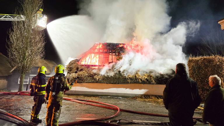 Huis met rieten dak door brand verwoest, rookmelder wekt bewoners