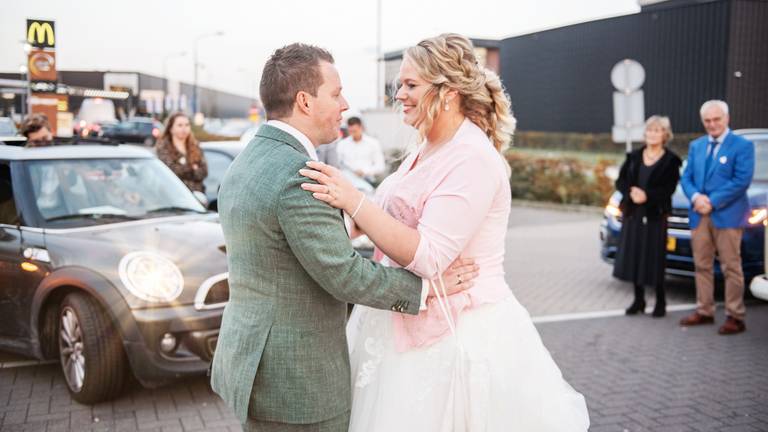 Daan en Mariska Poppelaars deden hun eerste dans op de parkeerplaats van de McDonald's. (foto: Annevdl Fotografie/Shine Moments)