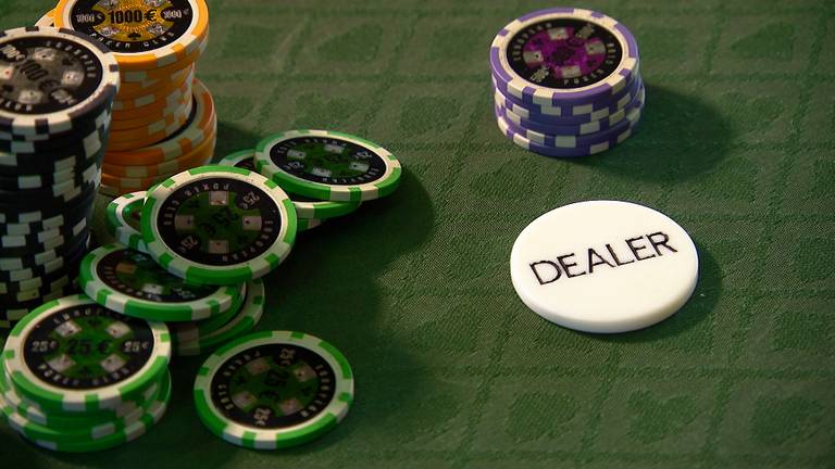 Pokerfiches en dealerbutton. 